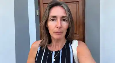 Olvidó la mochila de su hijo en la vereda: lo que hizo la familia que la encontró la dejó sin palabras