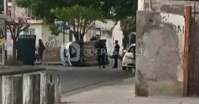 Choque y vuelco en Santa Lucía: el auto quedó patas arriba y la escena dejó una postal inesperada