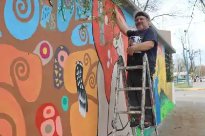 El beso más famoso del arte universal ya tiene su versión roquense: el homenaje de Chelo Candia que nadie esperaba