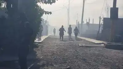 El fuego les borró todo en Santa Lucía y ahora piden algo puntual: zapatillas de hombre