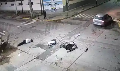 Chocaron en pleno barrio San Roque y los ocupantes de la moto terminaron en observación
