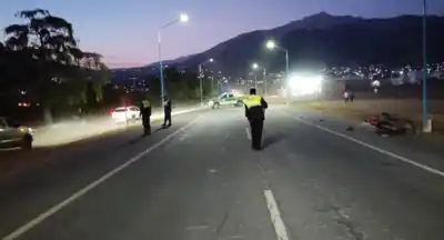 Manejaba su moto por la ruta 307 y un poste de luz terminó siendo el peor destino