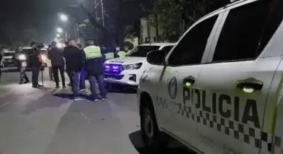 Balacera al sur de la capital: una esquirla entró en la casa y hay un herido
