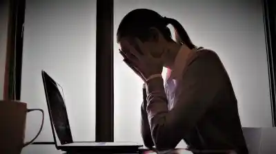 Encendió la computadora de su pareja y encontró fotos de ella que no sabía que existían