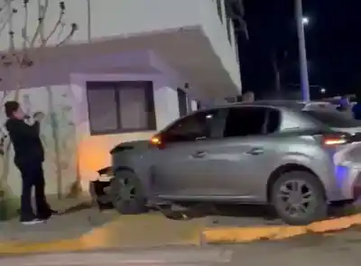 Roca: dos autos chocaron en pleno centro y uno terminó dentro de un edificio