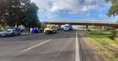 Una mujer ingresó corriendo a la ruta y el impacto con un camión la dejó en estado crítico