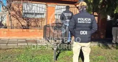 Allanaron dos casas en Caleta Olivia y se toparon con un cargamento que no esperaban