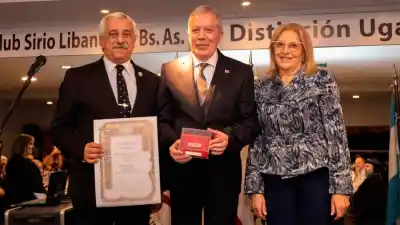 "Comparto esta distinción": el gobernador Suárez fue premiado en Buenos Aires y no fue el único santiagueño