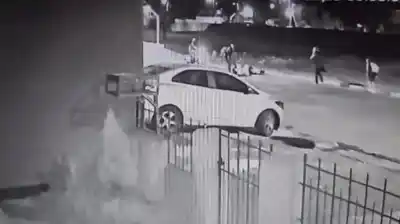 Motochorros les dispararon para robarles la moto: lo que hizo el tercero que se salvó