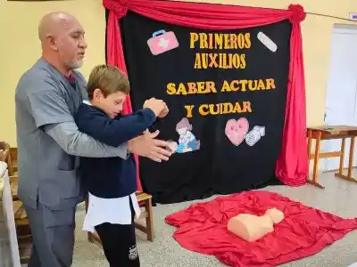 Alumnos de una escuela de El Cruce aprendieron a salvar vidas y nadie imaginó quiénes dieron la clase