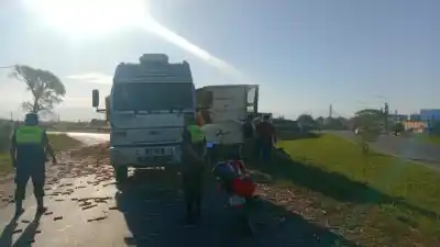 Un camión cañero volcó en la rotonda de Lastenia: qué encontraron en la calzada