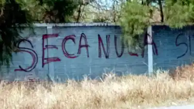 "Santiago leproso": las pintadas que sorprendieron a los hinchas de Central en la previa de la final