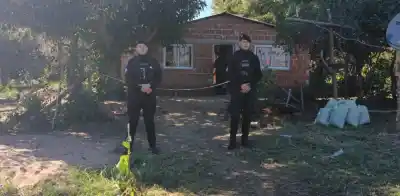 Una madre quedó detenida por la muerte de su hijo de 8 años en Santa Ana: la carta que apareció en la escena