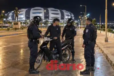 Hacía "wheelies" por la Costanera y la Policía le encontró algo más que las maniobras
