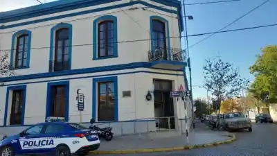Dos policías terminaron tras las rejas por lo que pasó con dos adolescentes en la calle
