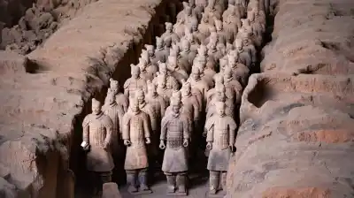 Cavaba un pozo para buscar agua y se topó con 8000 guerreros que llevaban 2000 años bajo tierra