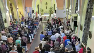 Cocinan los sábados y salen a repartir platos calientes por los pasillos del hospital