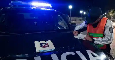 Manejaba por el Acceso Sur y terminó volcado: lo que reveló el test de alcoholemia