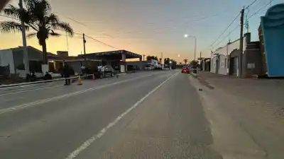 Manejaba su moto por la Ruta 9 en Oncativo: lo que hallaron a metros del poste