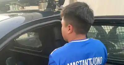 Caminaban por San Martín a las 6:40 y terminaron detenidos por lo que salió del local