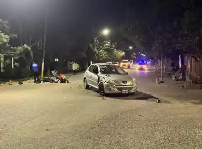 Iba en su auto por Rawson y terminó con tres motociclistas en el hospital: qué se sabe del choque
