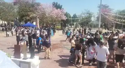 La Banda se vistió de fiesta: miles de jóvenes llegaron a la plaza con un solo corazón