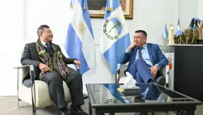 Un embajador llegó a Cutral Co y se fue con un vino y una pregunta inesperada