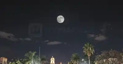 Salta mira al cielo: el plan nocturno que todos quieren copiar en Plaza Alvarado