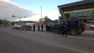 Manejaba con 2,2 g/l de alcohol y terminó embistiendo a tres autos en plena avenida de Comodoro