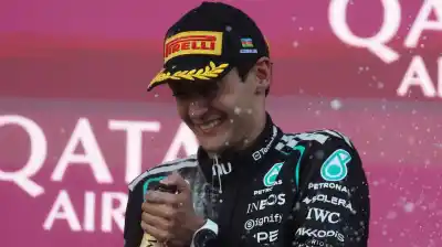 Se largó 16° en Bakú y remontó 11 puestos: el líder del Mundial salvó la ropa en una carrera que tuvo de todo