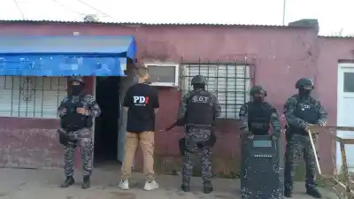 Vecinos en guerra: allanaron dos casas en Santo Tomé y lo que encontraron adentro complicó a cuatro