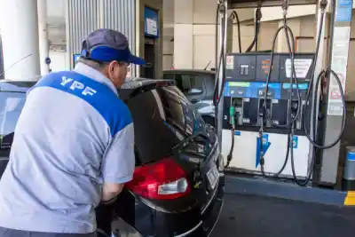 Cargar nafta en Santiago cuesta cada vez más: el nuevo precio que nadie quiere ver