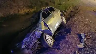 Volcó en un arroyo de Palpalá: los ocupantes salieron ilesos y desaparecieron