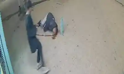 Tres lo rodearon para robarle la moto: no esperaban lo que hizo el conductor