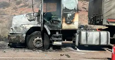 Un camión ardió en Alta Montaña: el conductor alcanzó a bajarse antes de que el fuego lo consumiera