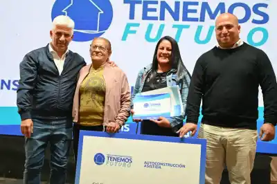 Recibió el decreto de su casa y ya sueña con algo más que firmar: "Voy a construirla yo misma"