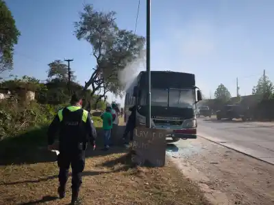 Un equipo de hockey infantil viajaba por la Ruta 305 y el viaje terminó con el colectivo envuelto en llamas