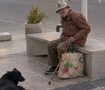 Comodoro despide al vecino que todos los días salía a caminar con sus perros