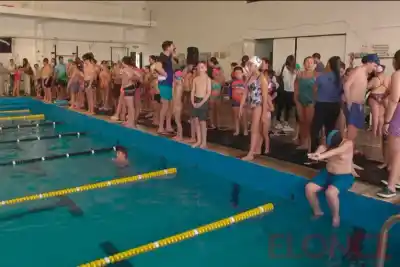 Tres años, media pileta y una jornada que terminó con los más grandes en el agua