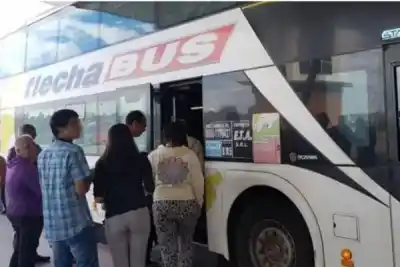Viajaba a Tucumán, pero en pleno viaje sacó un cuchillo y desató el caos: terminó bajado del colectivo