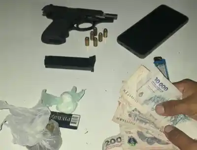 Lo frenaron en la puerta del bailable con algo escondido entre la ropa: lo que tenía encima lo complicó
