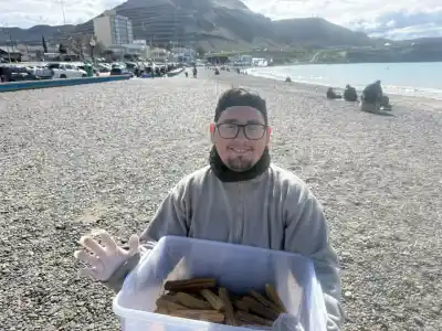 Recorre la costanera con sus churros: el joven de 25 años que no baja los brazos pese a un duro revés