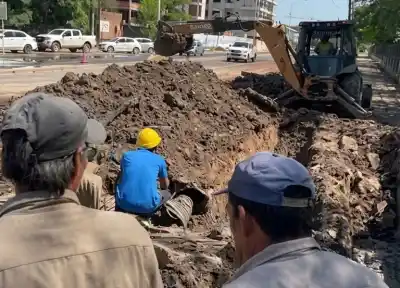 La rotura de un caño complicó a un barrio entero, pero lo que apareció al lado cambió todo el operativo