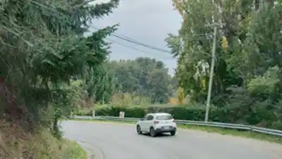 Chocaron de frente en una curva de la Bustillo: ¿qué pasó con los dos heridos?
