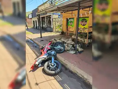 Perdió el control de la moto en plena avenida y todo terminó dentro de una verdulería