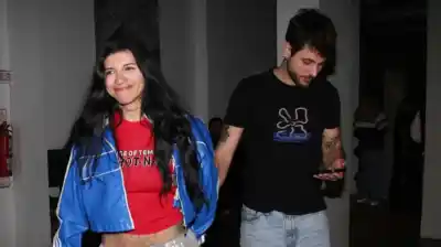 Cazzu dejó atrás el bajo perfil y la vieron junto a un nuevo acompañante: dónde apareció