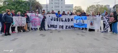 Los abuelos de Lomas coparon la plaza y dejaron un aviso que incomoda al Gobierno