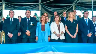 La intendente recibió un reconocimiento especial durante el acto central por los 44 años de Malvinas