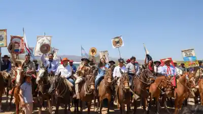 El gobernador se subió a un caballo y recorrió los caminos que guardan la historia del Chacho Peñaloza