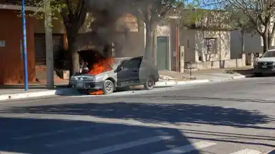 Un auto ardió en General Acha: el detalle que los bomberos confirmaron adentro